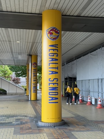 VEGALTA SENDAIの文字とクラブエンブレムが入った黄色い柱