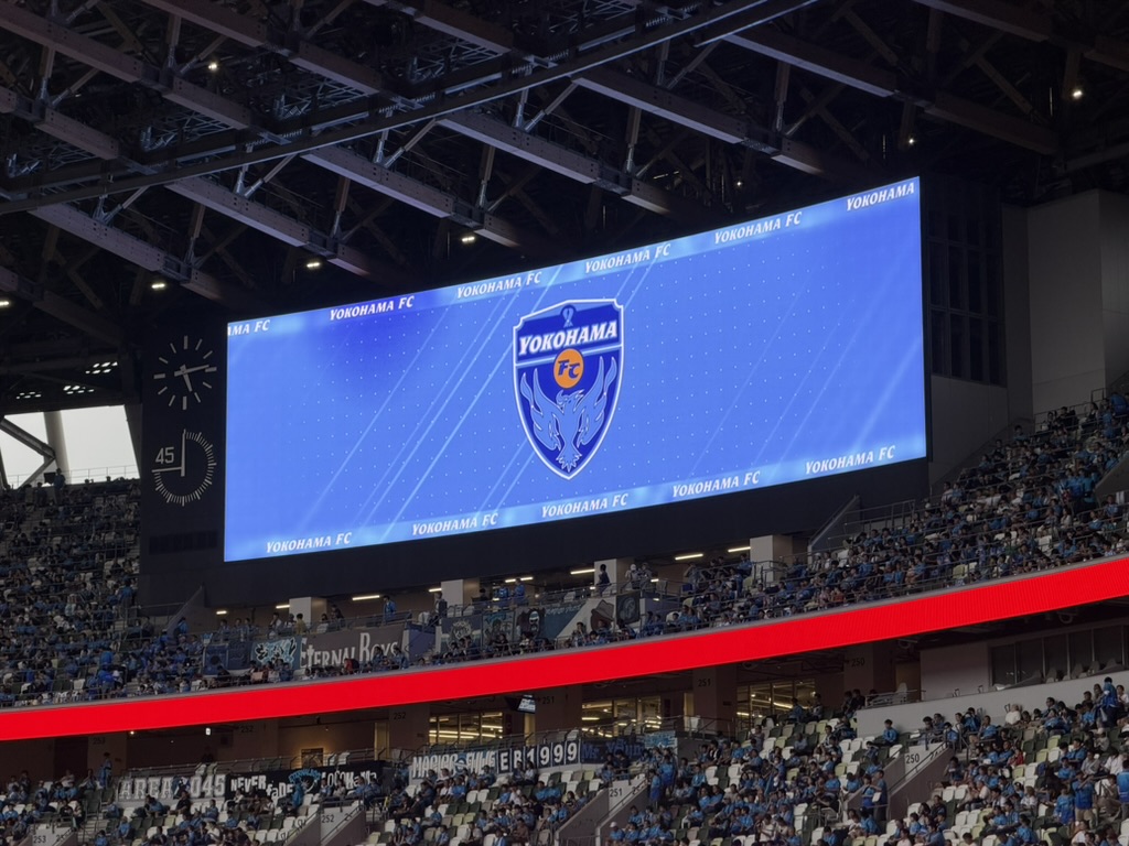 横浜FCのエンブレムが映るMUFGスタジアムの大型ビジョン