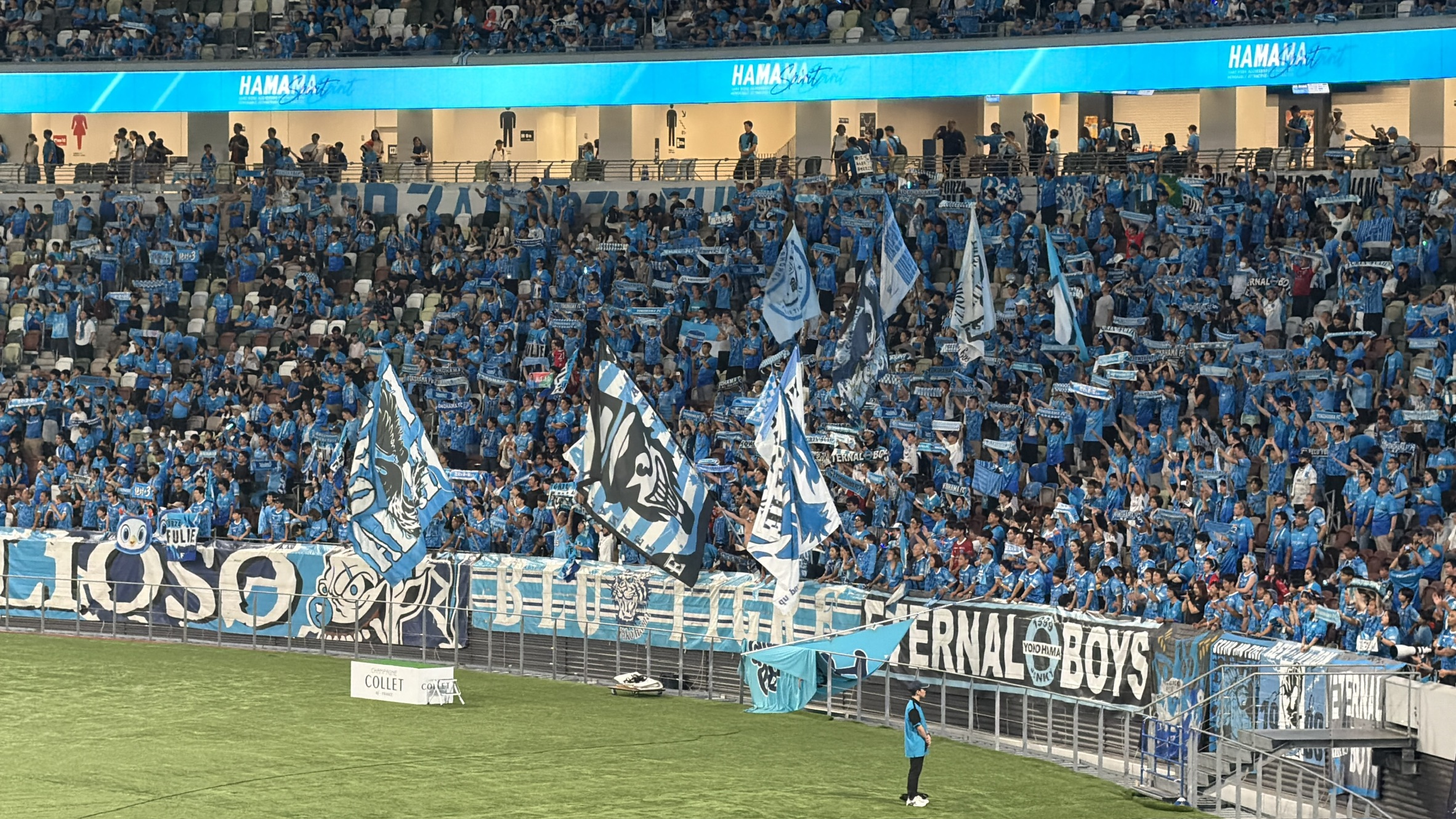 国立競技場のスタンドを青く染めた横浜FCサポーターと多数の大旗