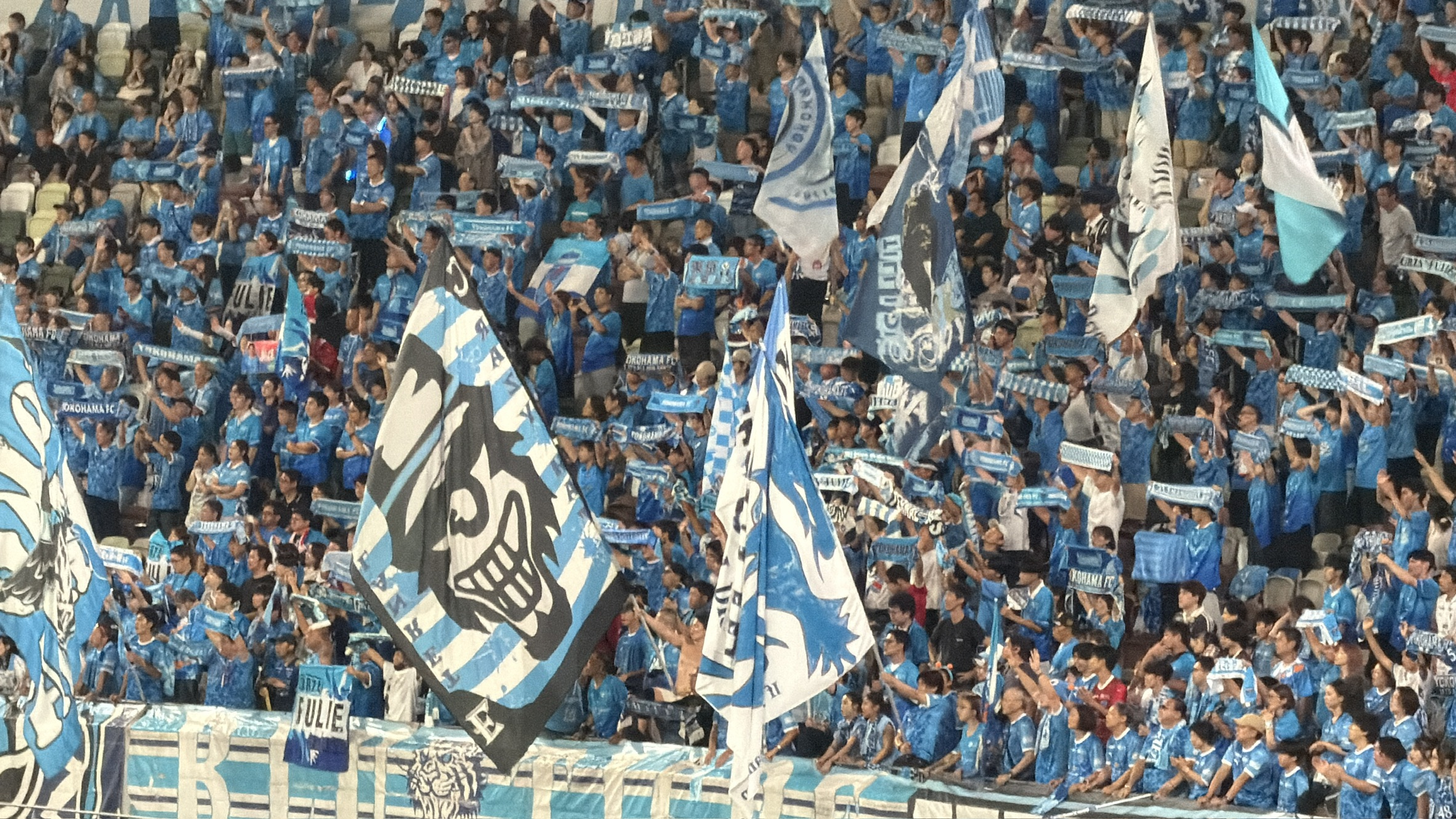 MUFGスタジアムで大旗とタオルを掲げて横浜FCを応援するゴール裏