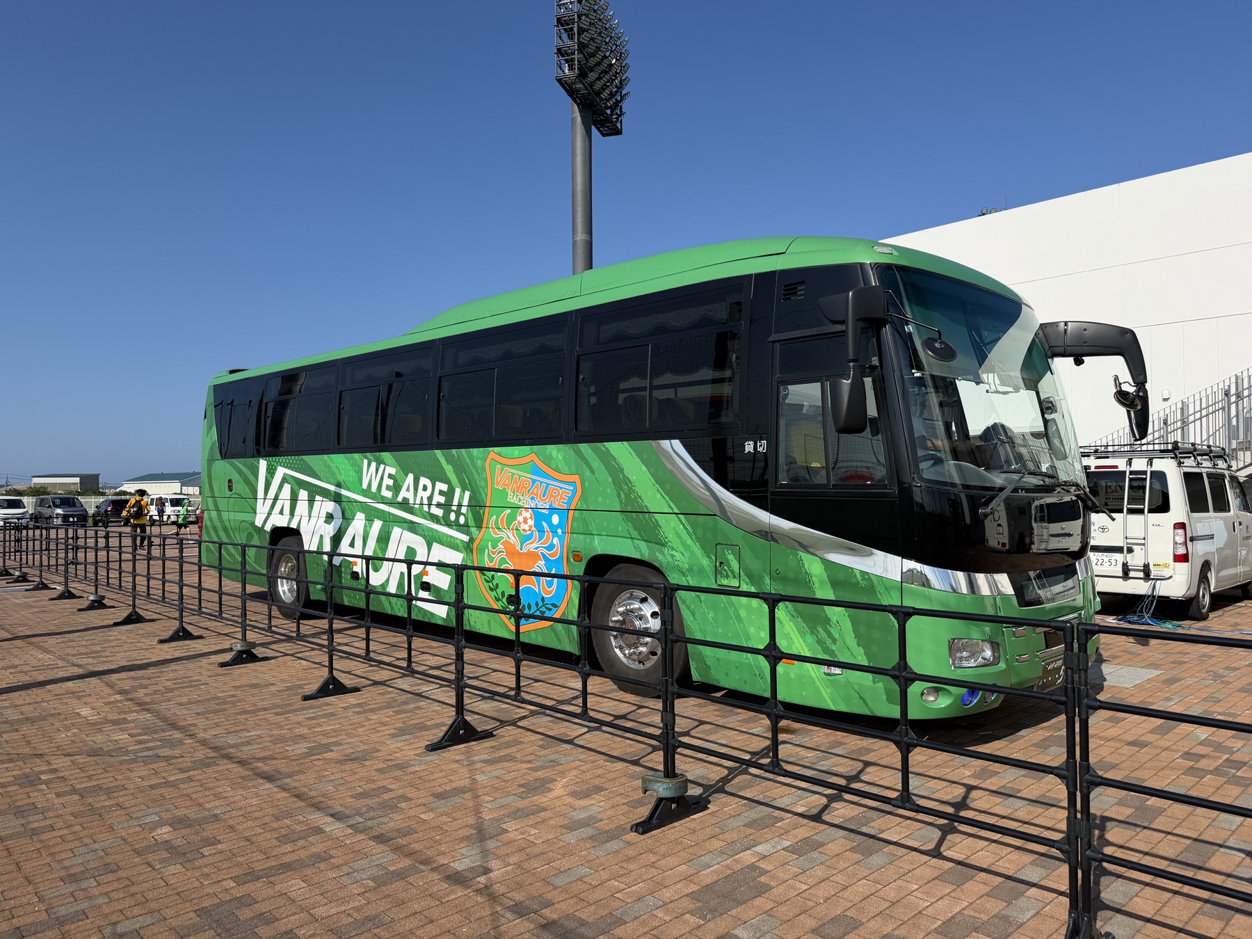 プライフーズスタジアム前に停車するヴァンラーレ八戸のチームバス
