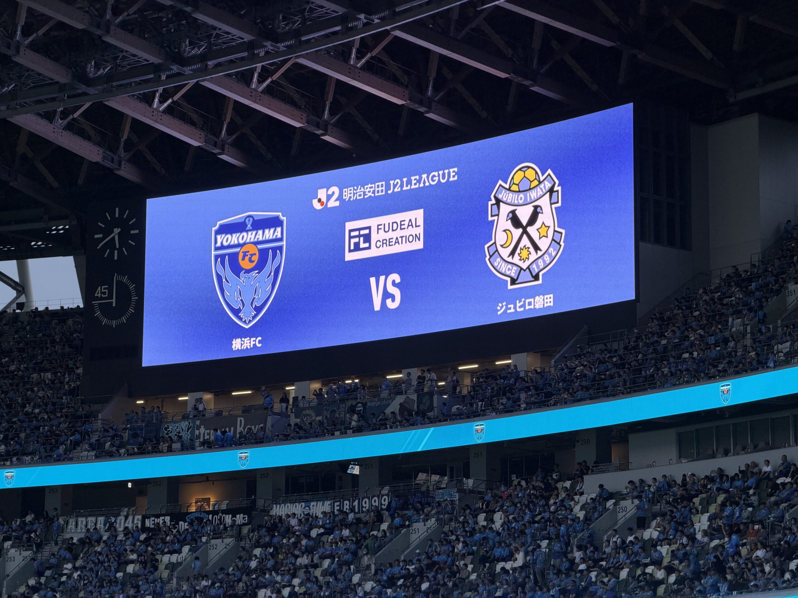 MUFGスタジアムの大型ビジョンに表示された横浜FC対ジュビロ磐田の対戦カード